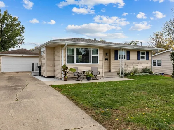 825 Westview Dr, Marion, IA 52302
