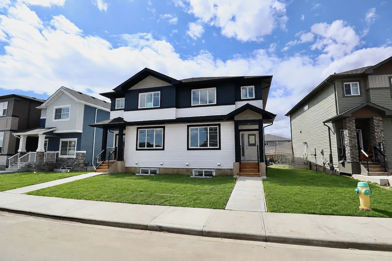 3 Bed 2.5 Bath Double Garage Leduc Top Floor — Photo 1