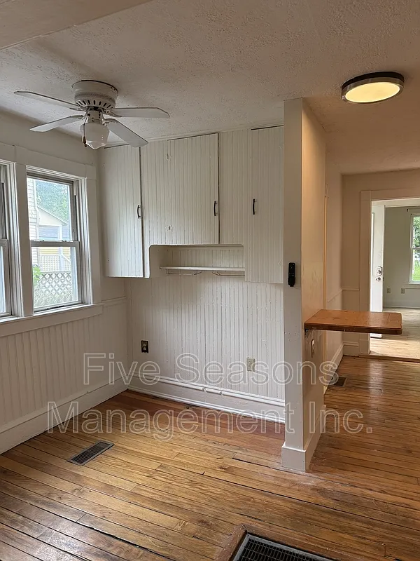 3 bed, 1.0 bath, 900 sqft, $2,300 — Photo 4