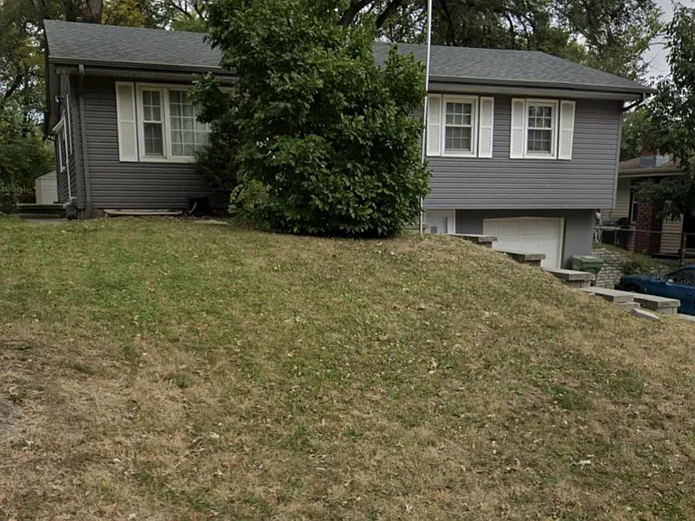 404 Robinson Ave — Photo 3