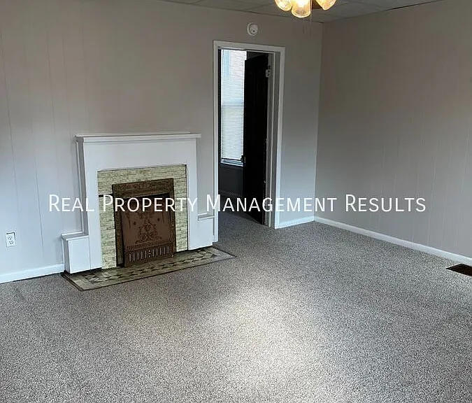 208 E Maryland St — Photo 4