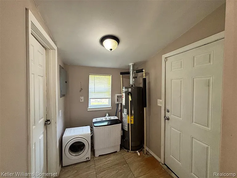 7275 Chalmers Ave — Photo 9