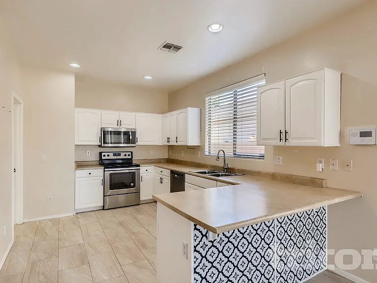 6608 S 45th Ln — Photo 5