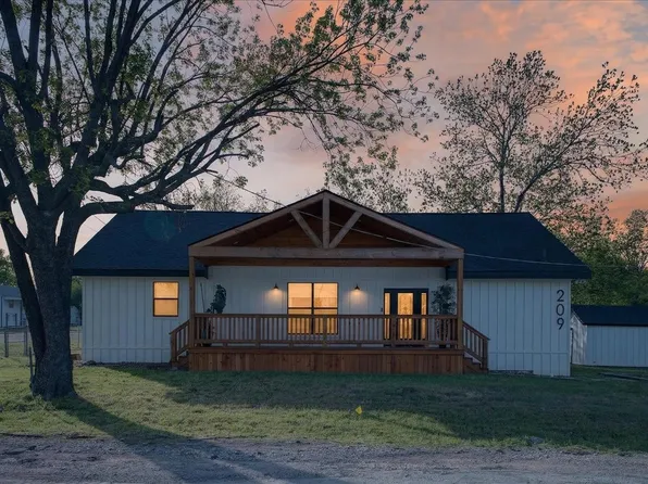 209 N Broad St, Saint Jo, TX 76265