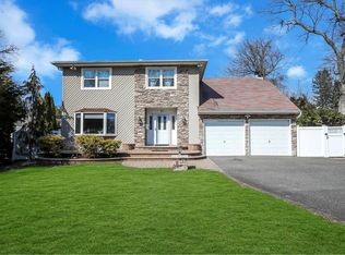 37 Frankie Ln, Old Bethpage, NY 11804