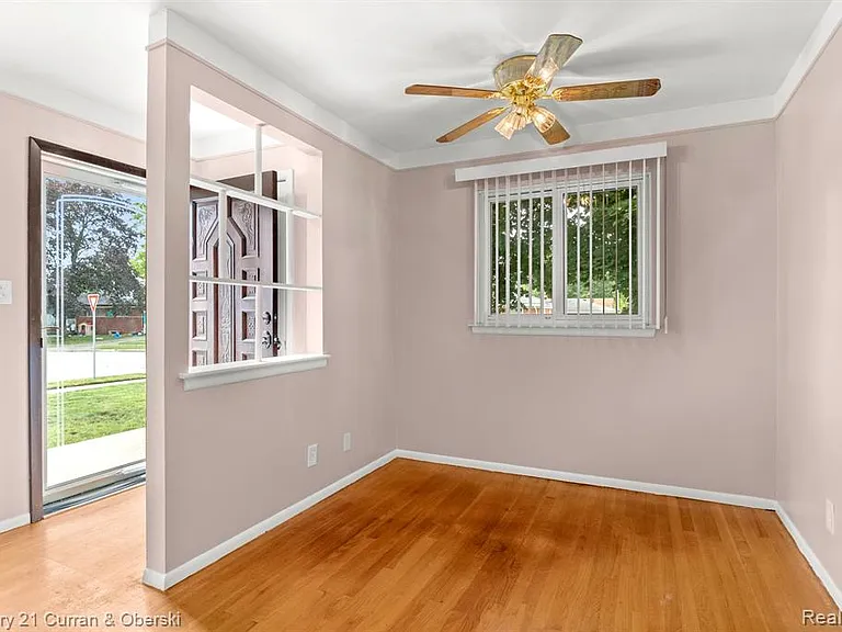32624 Windsor St — Photo 3