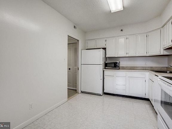 4th image of 3709 S George Mason Dr APT 1016E