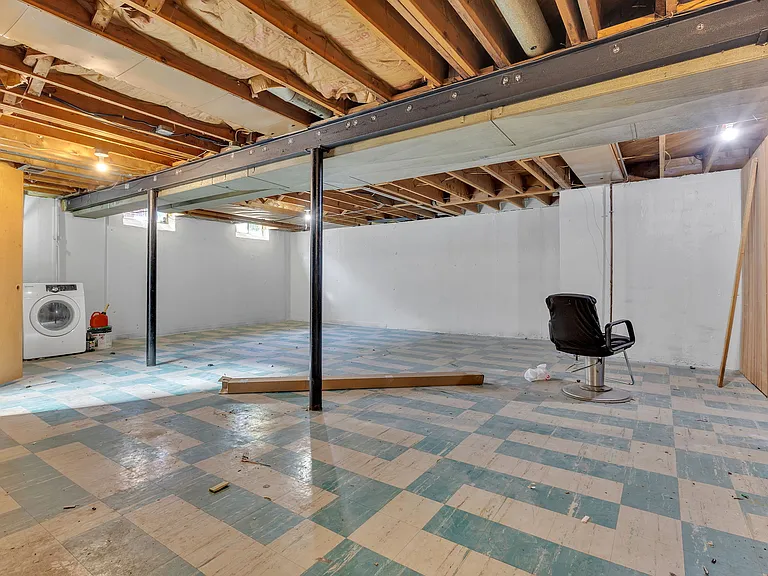 8484 Berwyn St — Photo 32