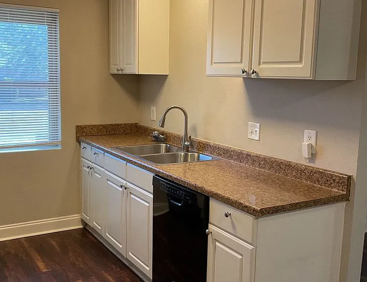 2301 Lago Trl — Photo 4