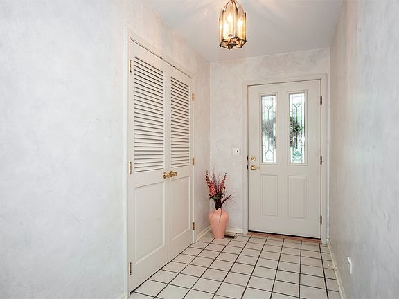 3rd image of 302 E Hackberry Dr