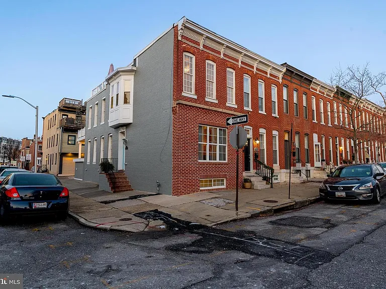 142 W Clement St — Photo 1