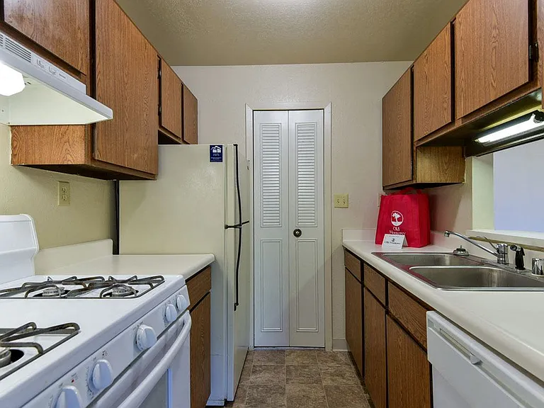 Old Monterey Apartments — Photo 11