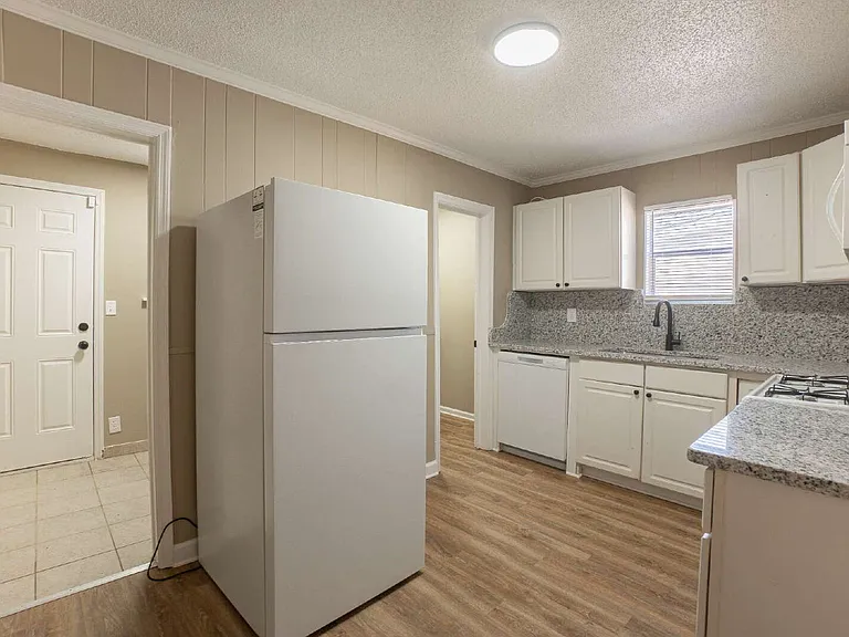 4907 Burke Ave — Photo 17