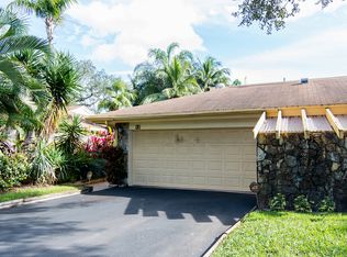 42 Greens Rd, Hollywood, FL 33021