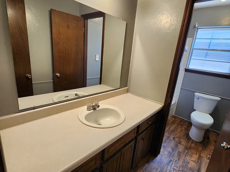 924 Crestview St — Photo 9