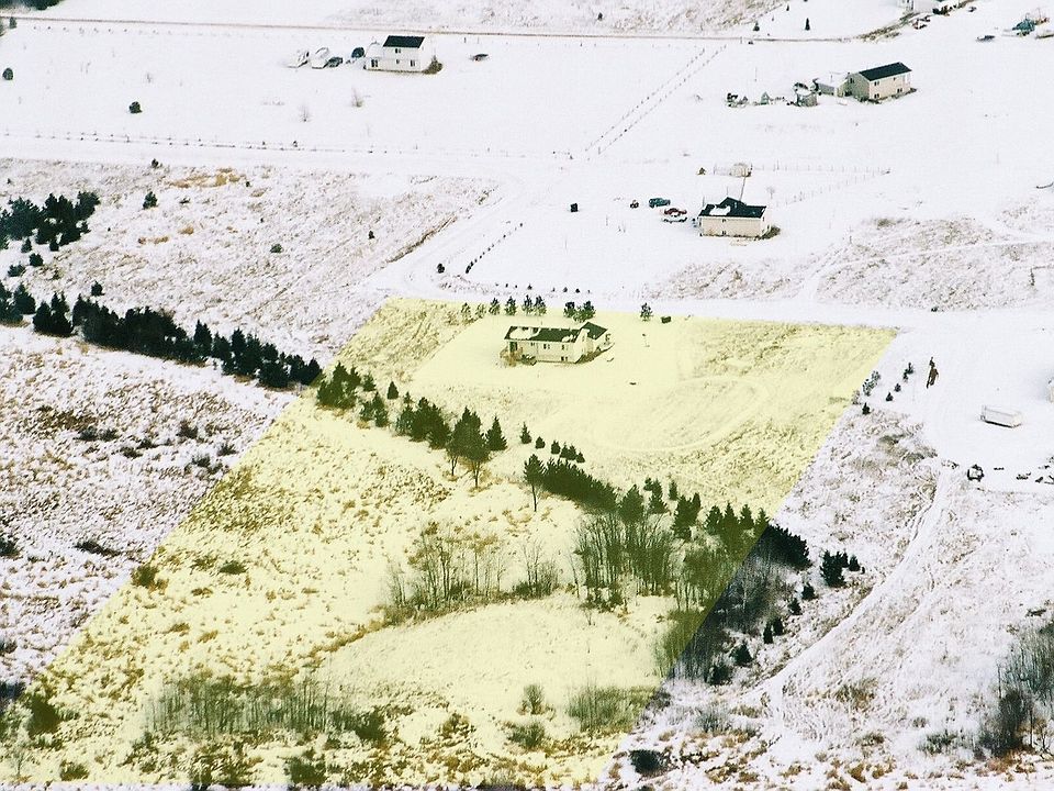 7 acres, plenty of room for horses, or hunting.