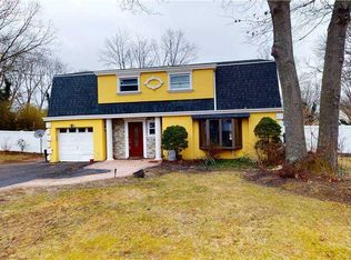 7 Linden St, Coram, NY 11727