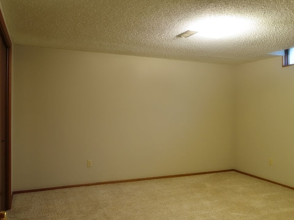 basement room w/ full closet