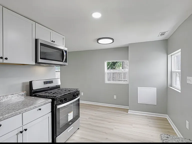 1341 Genessee Ave — Photo 16