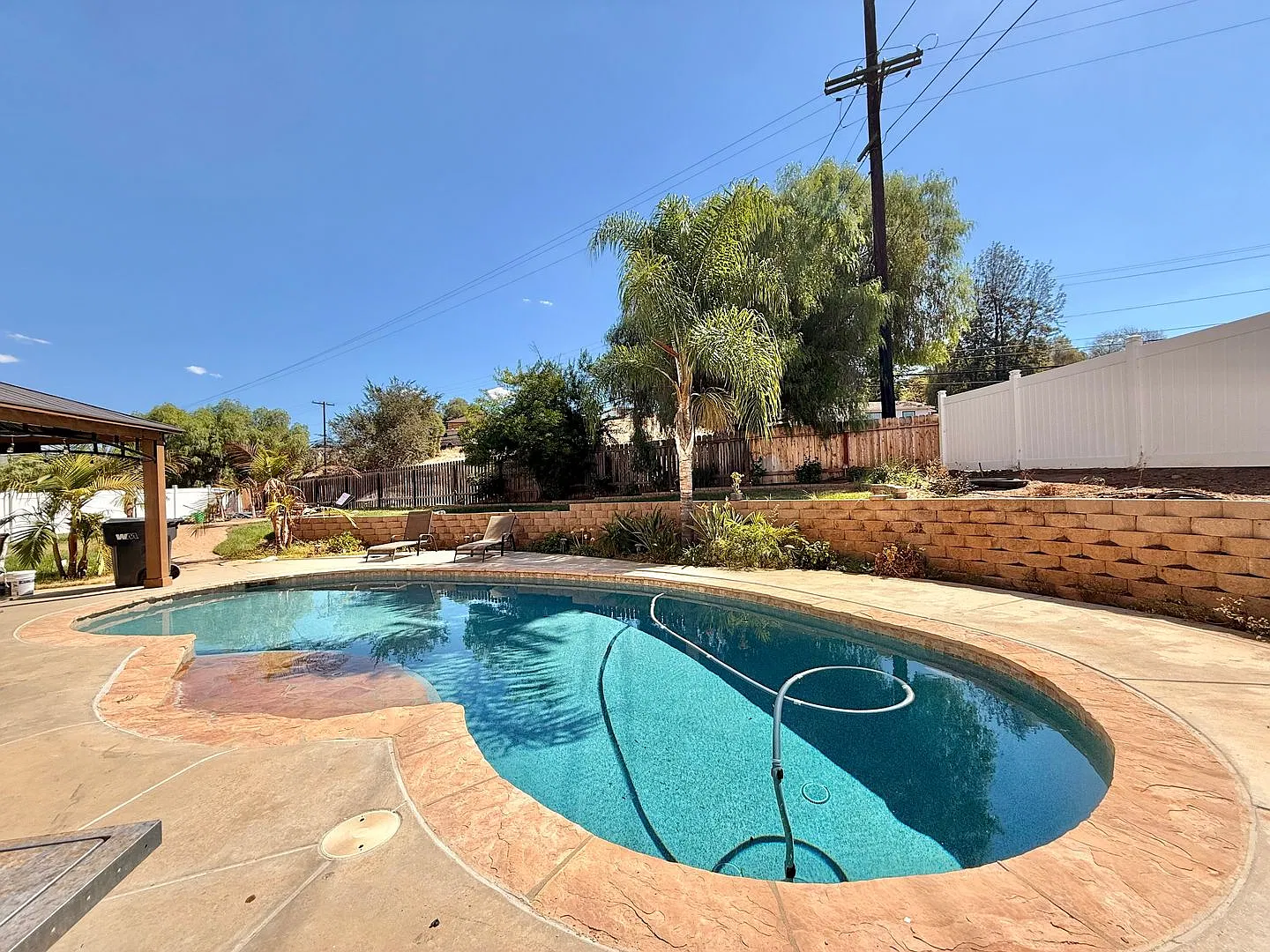 Spacious 4BR/4BA Lakeside Home with Solar, Pool & RV Parking — Photo 2