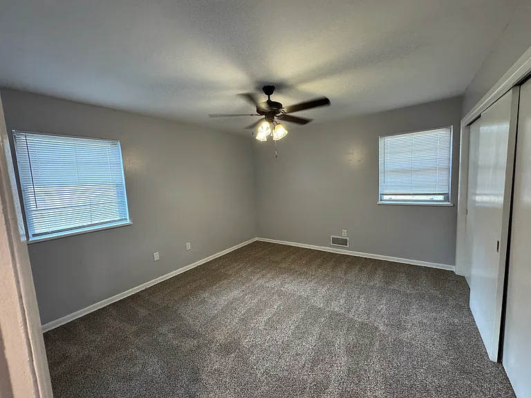 906 Locust Dr — Photo 9