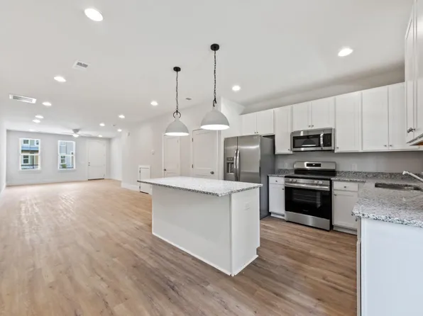 621 W 4th North St, Summerville, SC 29483