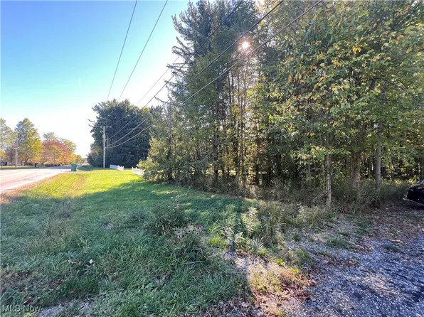 8625 Bainbridge Rd, Chagrin Falls, OH 44023