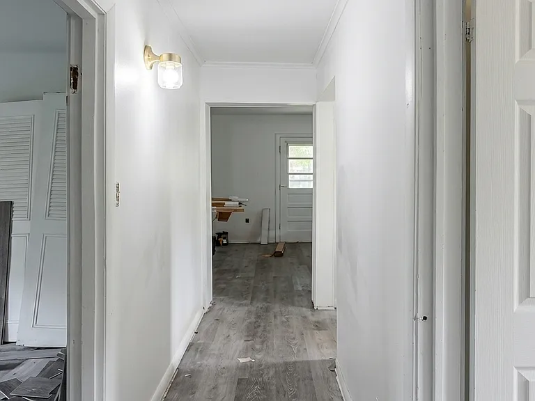 305 W 7th St — Photo 5