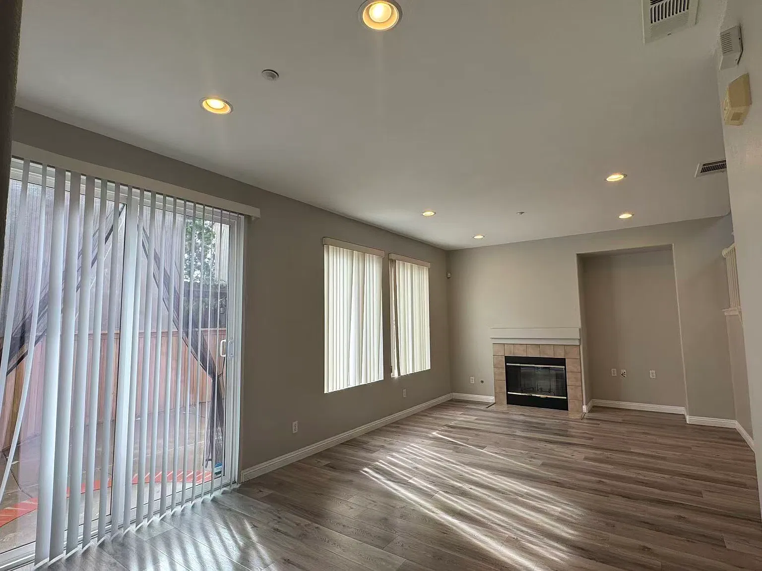 3 bed, 2.5 bath, 1310 sqft, $4,100 — Photo 3
