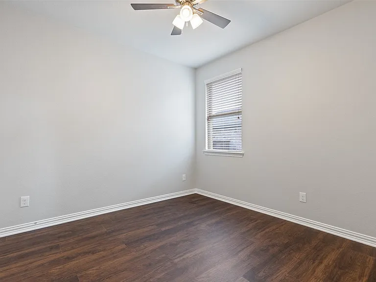 912 Slate Ln — Photo 6