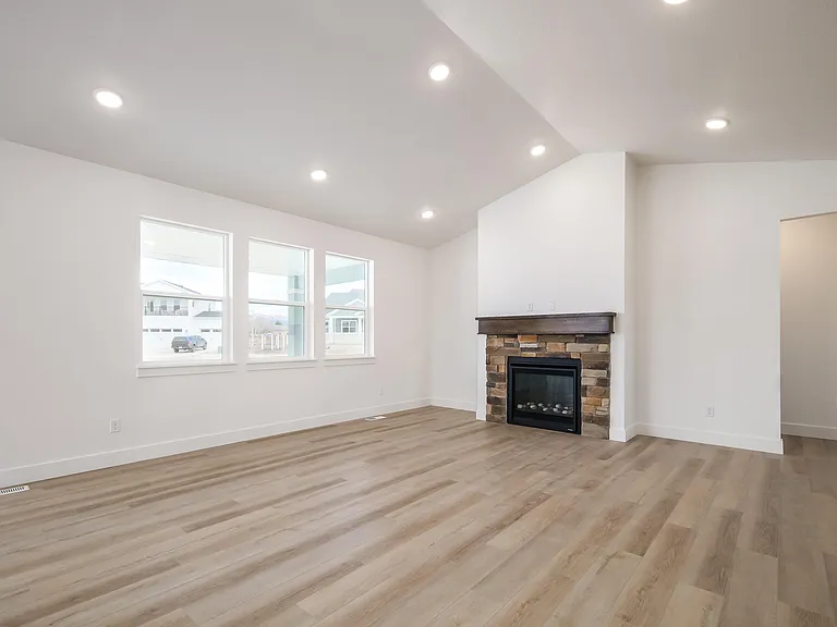 1017 E Tucker Ln — Photo 10