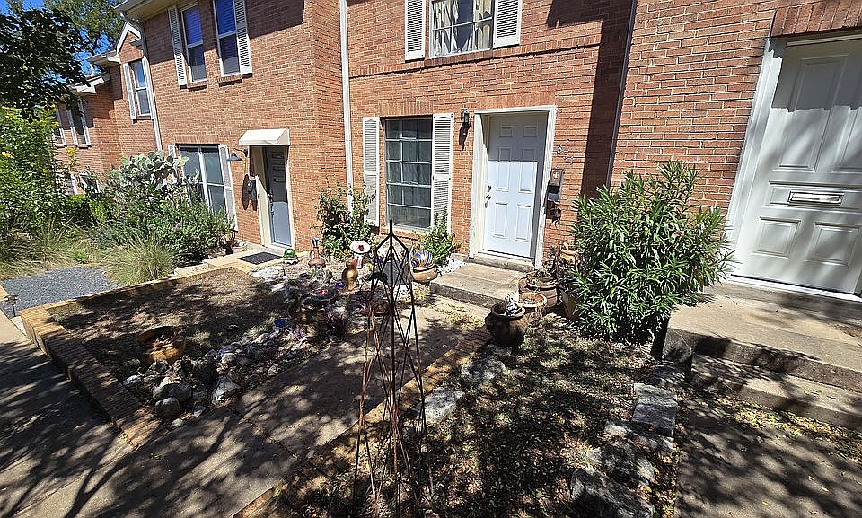 1st image of 831 E Oltorf St