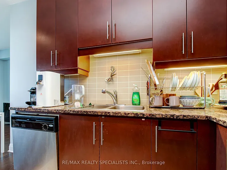 1 Hurontario St #1005 — Photo 12