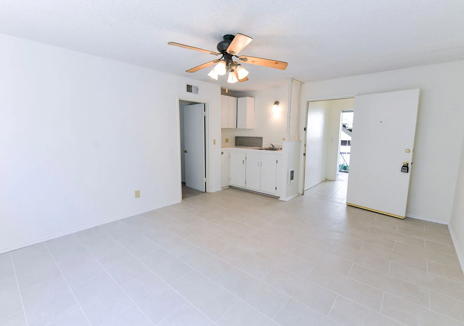 207 W Mariposa — Photo 3