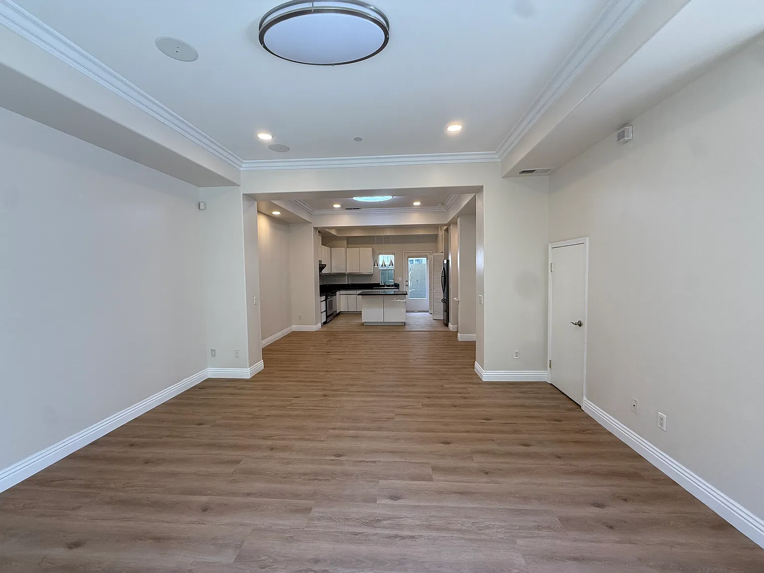 3 bed, 2.5 bath, 1600 sqft, $3,800 — Photo 3