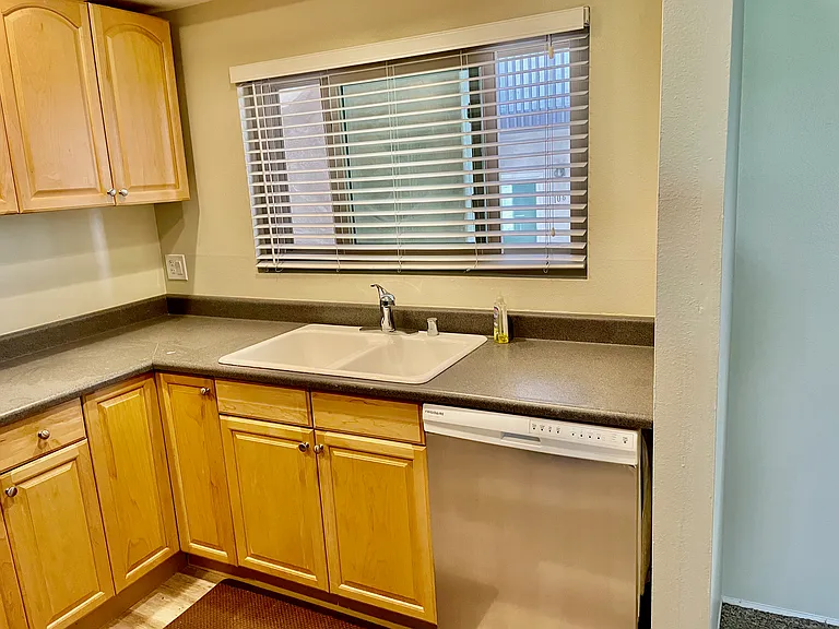 2530 Clairemont Dr — Photo 18