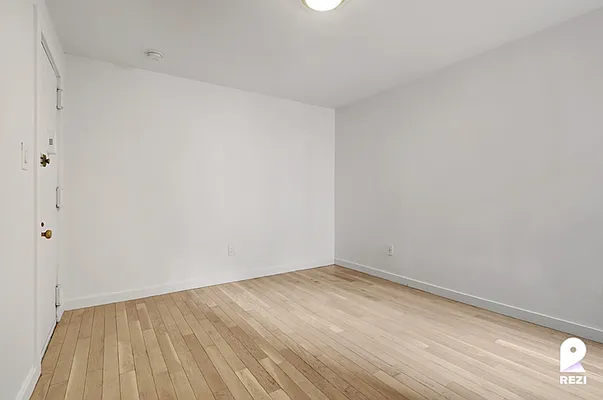 Rented by REZI | media 10