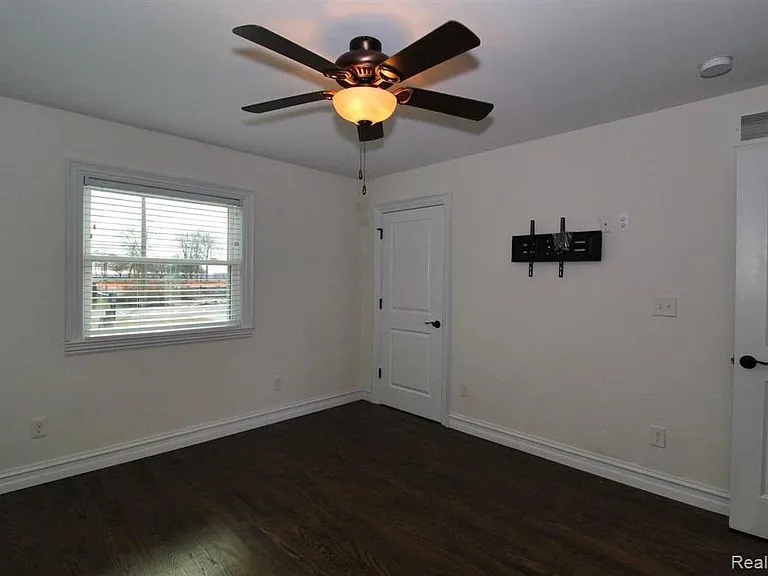 37752 Huron Pointe Dr — Photo 13
