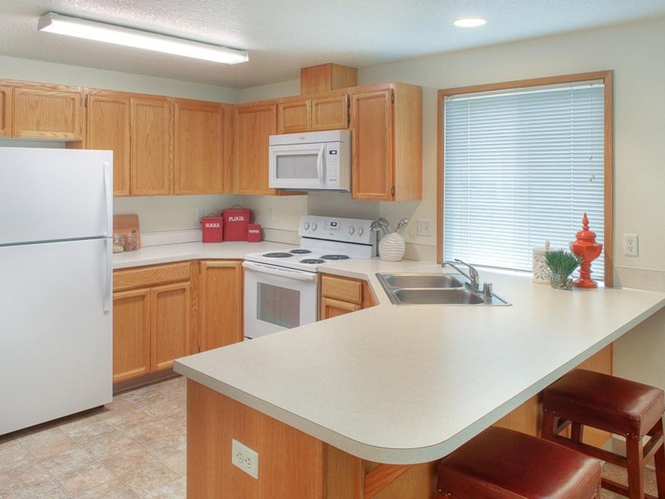 2nd image of 304 NE 153rd Ave