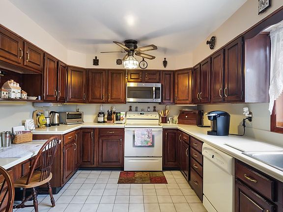 2nd image of 7 Brookwood Pl