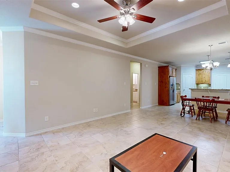 3805 Silverthorne Ln — Photo 3