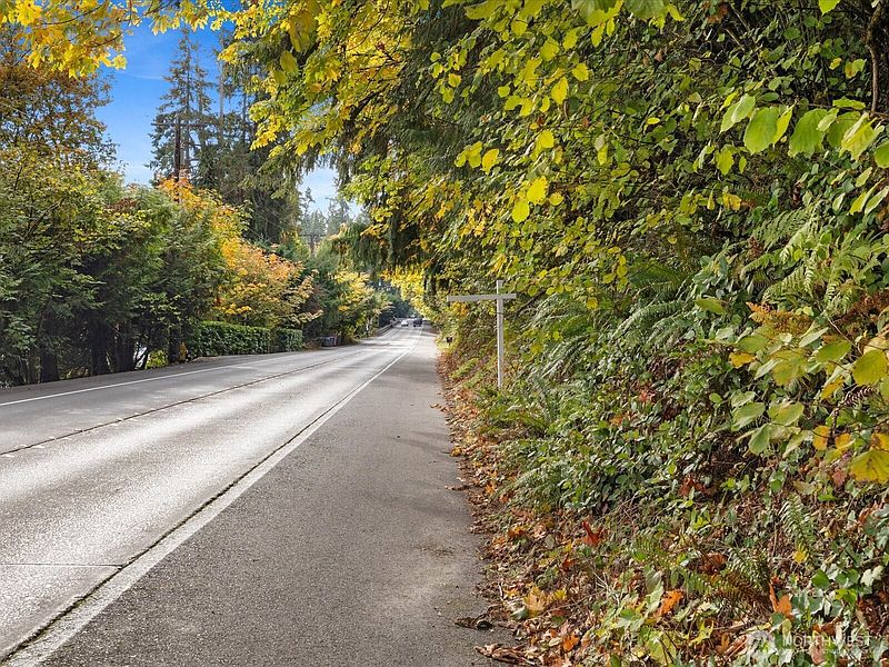 5th image of 445 W Lake Sammamish Parkway SE