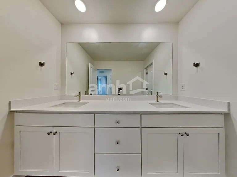 1029 N Barkvine Ave — Photo 19