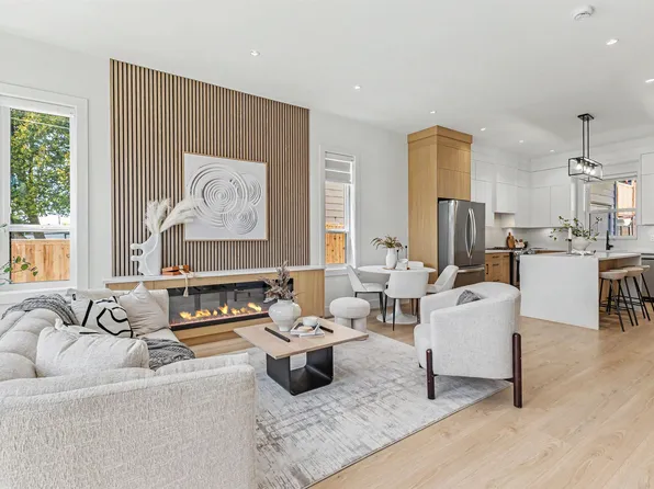 957 Edgar Ave #101, Coquitlam, BC V3K 2K1