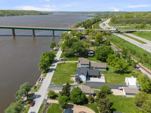 1401 Canal Shore Dr SW, Le Claire, IA 52753
