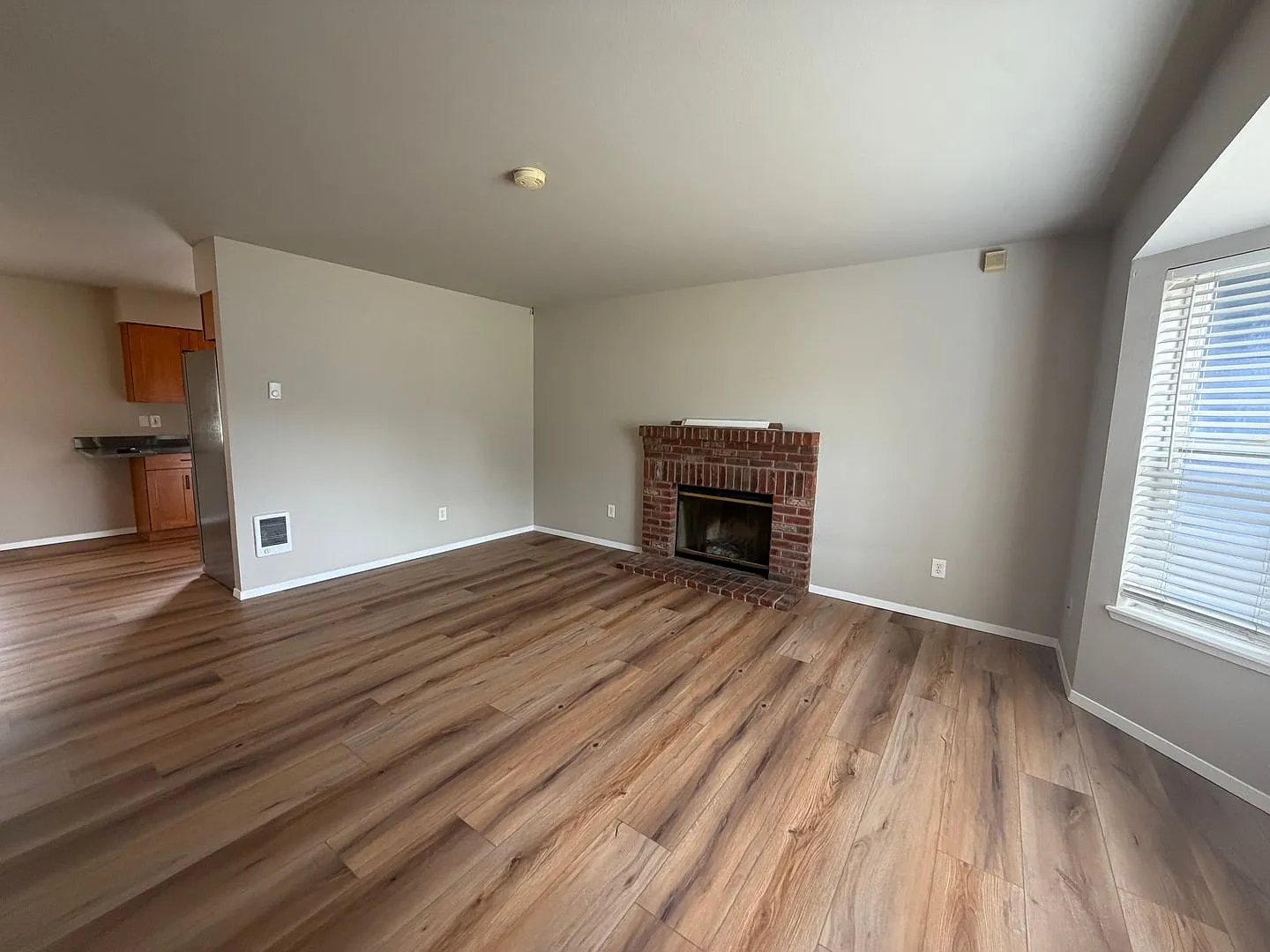 Beautiful 3 Bed, 2 Bath Home in Algona, WA - Apply Today! — Photo 2