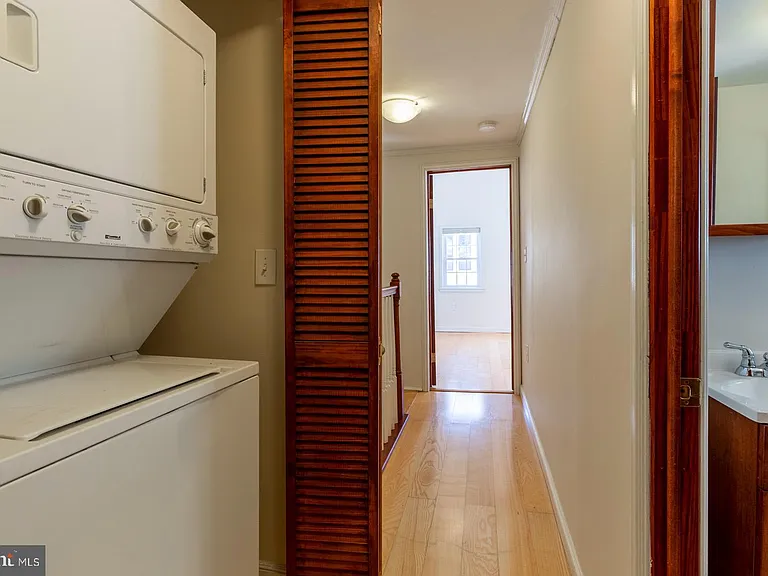 1439 E Oxford St — Photo 20