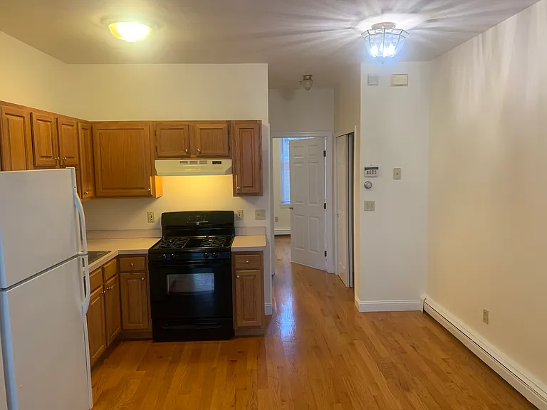 202 Hurley St — Photo 7
