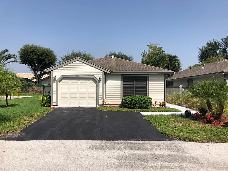 2555 Bedford Mews Dr — Photo 1