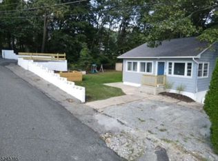 33 Tufts Trl, Hopatcong, NJ 07843